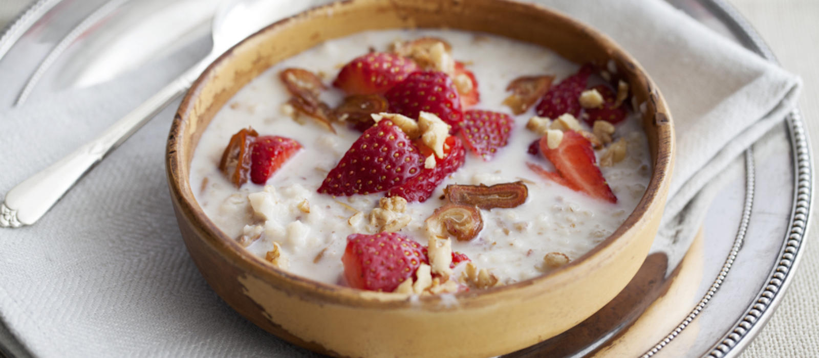 Chilled Oatmeal with Dates and Strawberries