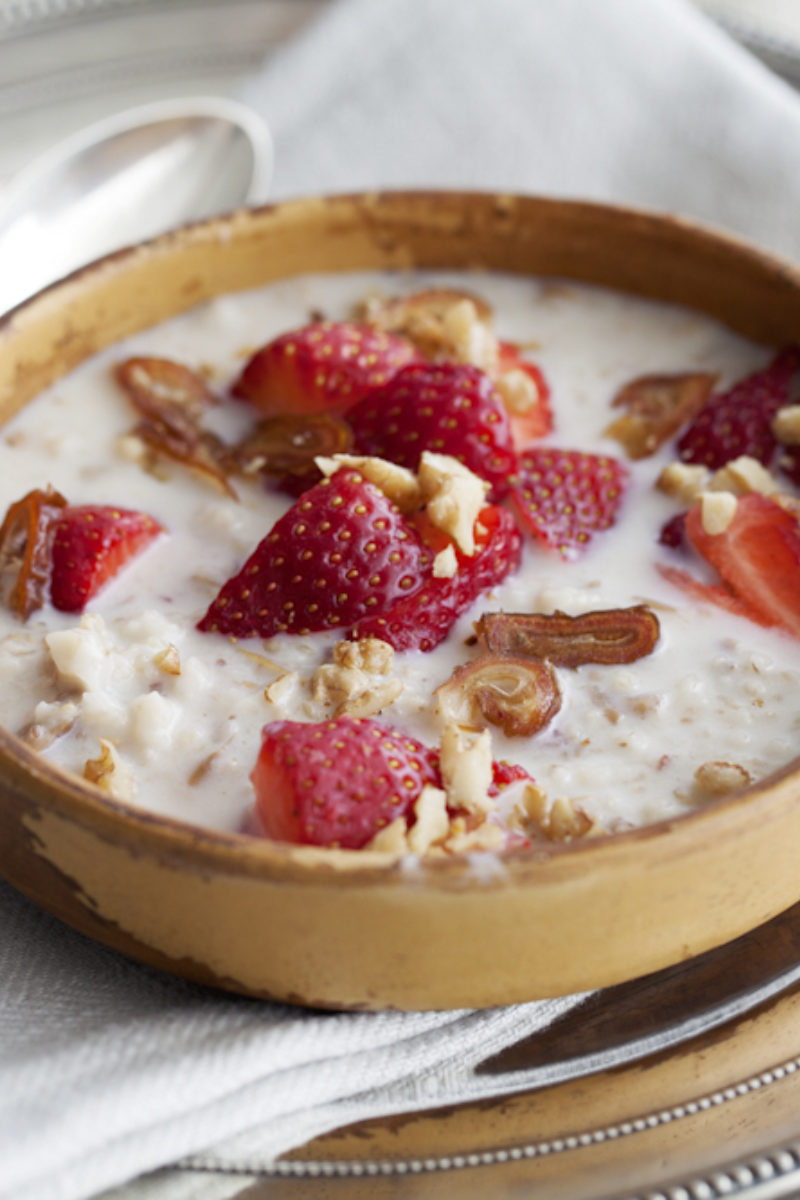 Chilled Oatmeal with Dates and Strawberries